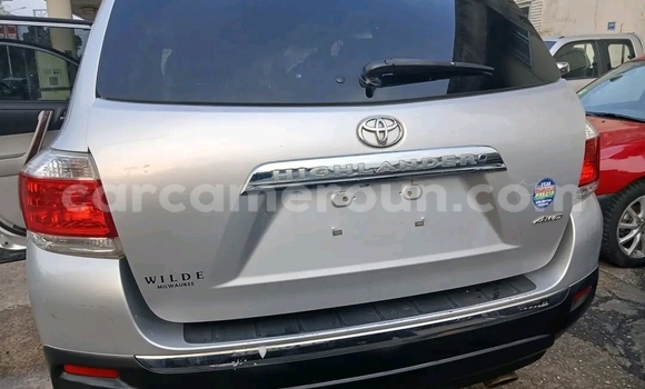 Sayi Na hannu Toyota Highlander Azurfa Mota in Douala a Ƙasar Kamaru Sayi Na hannu Toyota Highlander Azurfa Mota in Douala a Ƙasar Kamaru