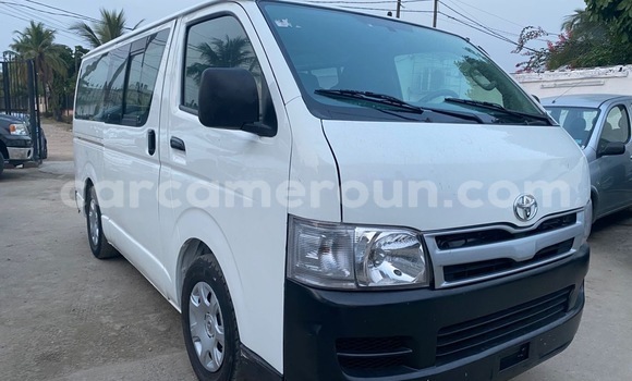Sayi Na hannu Toyota Hiace White Mota in Douala a Ƙasar Kamaru