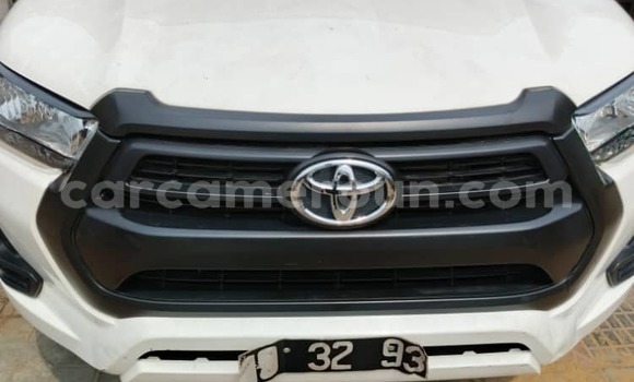 Sayi Na hannu Toyota Hilux White Mota in Douala a Ƙasar Kamaru