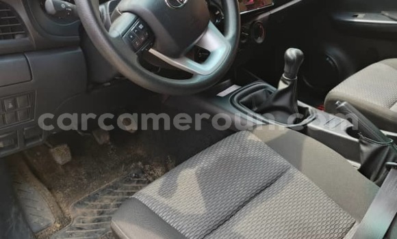 Sayi Na hannu Toyota Hilux White Mota in Douala a Ƙasar Kamaru Sayi Na hannu Toyota Hilux White Mota in Douala a Ƙasar Kamaru