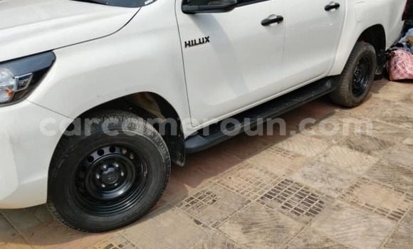 Sayi Na hannu Toyota Hilux White Mota in Douala a Ƙasar Kamaru Sayi Na hannu Toyota Hilux White Mota in Douala a Ƙasar Kamaru