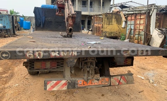 Sayi Na hannu Mercedes‒Benz 1922 Blue Babbar mota in Douala a Ƙasar Kamaru Sayi Na hannu Mercedes‒Benz 1922 Blue Babbar mota in Douala a Ƙasar Kamaru
