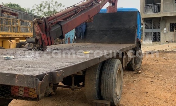 Sayi Na hannu Mercedes‒Benz 1922 Blue Babbar mota in Douala a Ƙasar Kamaru Sayi Na hannu Mercedes‒Benz 1922 Blue Babbar mota in Douala a Ƙasar Kamaru