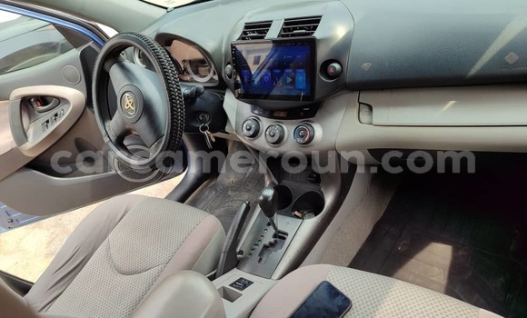Sayi Na hannu Toyota RAV4 Blue Mota in Douala a Ƙasar Kamaru Sayi Na hannu Toyota RAV4 Blue Mota in Douala a Ƙasar Kamaru