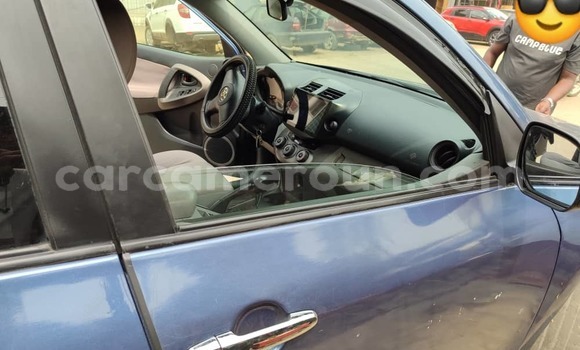 Sayi Na hannu Toyota RAV4 Blue Mota in Douala a Ƙasar Kamaru Sayi Na hannu Toyota RAV4 Blue Mota in Douala a Ƙasar Kamaru