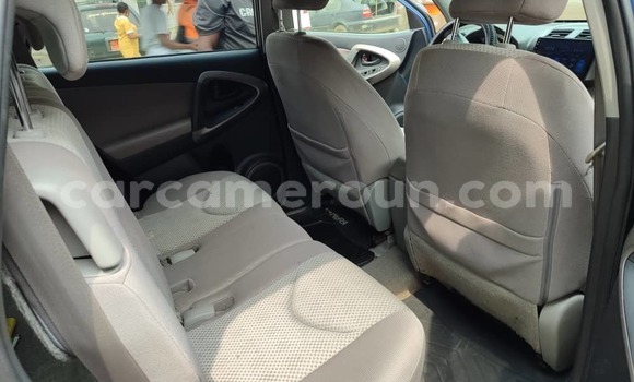 Sayi Na hannu Toyota RAV4 Blue Mota in Douala a Ƙasar Kamaru Sayi Na hannu Toyota RAV4 Blue Mota in Douala a Ƙasar Kamaru