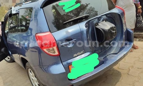 Sayi Na hannu Toyota RAV4 Blue Mota in Douala a Ƙasar Kamaru Sayi Na hannu Toyota RAV4 Blue Mota in Douala a Ƙasar Kamaru