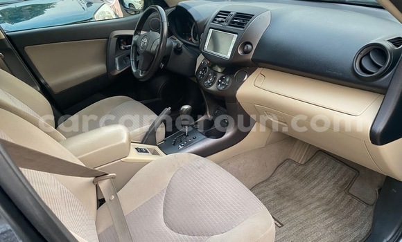 Sayi Imported Toyota Vanguard Azurfa Mota in Douala a Ƙasar Kamaru Sayi Imported Toyota Vanguard Azurfa Mota in Douala a Ƙasar Kamaru