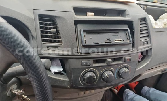 Sayi Na hannu Toyota Hilux White Mota in Douala a Ƙasar Kamaru Sayi Na hannu Toyota Hilux White Mota in Douala a Ƙasar Kamaru