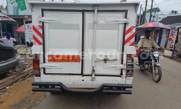 Sayi Na hannu Toyota Hilux White Mota in Douala a Ƙasar Kamaru Sayi Na hannu Toyota Hilux White Mota in Douala a Ƙasar Kamaru