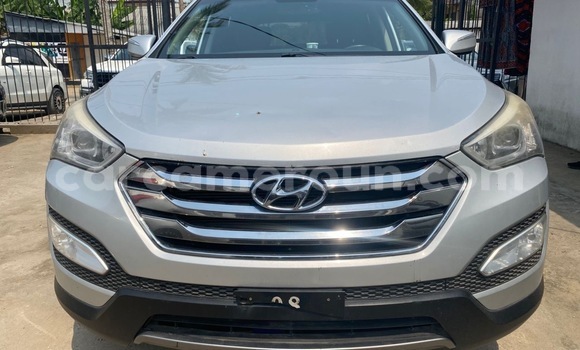 Sayi Imported Hyundai Santa Fe Azurfa Mota in Douala a Ƙasar Kamaru Sayi Imported Hyundai Santa Fe Azurfa Mota in Douala a Ƙasar Kamaru