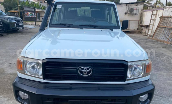 Sayi Imported Toyota Hilux White Mota in Douala a Ƙasar Kamaru