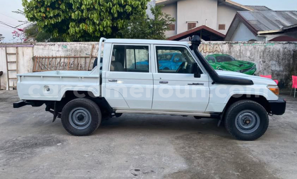 Sayi Imported Toyota Hilux White Mota in Douala a Ƙasar Kamaru Sayi Imported Toyota Hilux White Mota in Douala a Ƙasar Kamaru