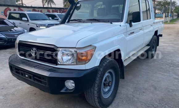Sayi Imported Toyota Hilux White Mota in Douala a Ƙasar Kamaru Sayi Imported Toyota Hilux White Mota in Douala a Ƙasar Kamaru