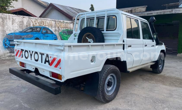 Sayi Imported Toyota Hilux White Mota in Douala a Ƙasar Kamaru Sayi Imported Toyota Hilux White Mota in Douala a Ƙasar Kamaru