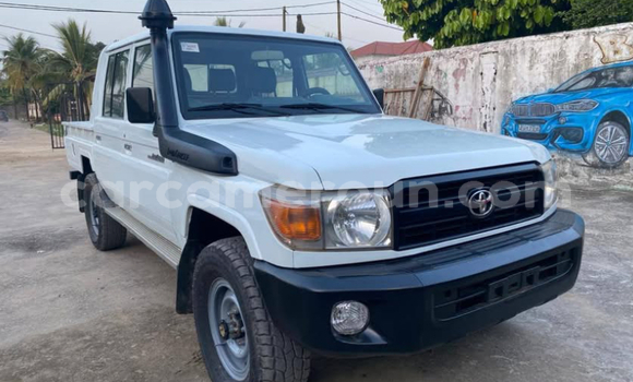 Sayi Imported Toyota Hilux White Mota in Douala a Ƙasar Kamaru Sayi Imported Toyota Hilux White Mota in Douala a Ƙasar Kamaru