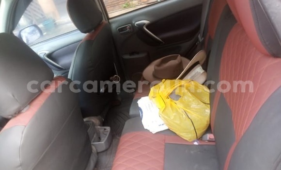 Sayi Na hannu Toyota RAV4 Sauran Mota in Douala a Ƙasar Kamaru Sayi Na hannu Toyota RAV4 Sauran Mota in Douala a Ƙasar Kamaru