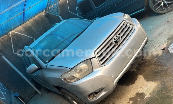 Sayi Na hannu Toyota Highlander Azurfa Mota in Douala a Ƙasar Kamaru
