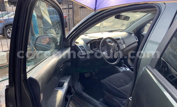 Sayi Imported Mitsubishi Outlander Green Mota in Douala a Ƙasar Kamaru Sayi Imported Mitsubishi Outlander Green Mota in Douala a Ƙasar Kamaru