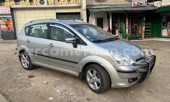 Sayi Na hannu Toyota Corolla Verso Azurfa Mota in Douala a Ƙasar Kamaru Sayi Na hannu Toyota Corolla Verso Azurfa Mota in Douala a Ƙasar Kamaru