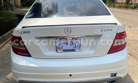 Sayi Na hannu Mercedes‒Benz 300–Series White Mota in Douala a Ƙasar Kamaru Sayi Na hannu Mercedes‒Benz 300–Series White Mota in Douala a Ƙasar Kamaru