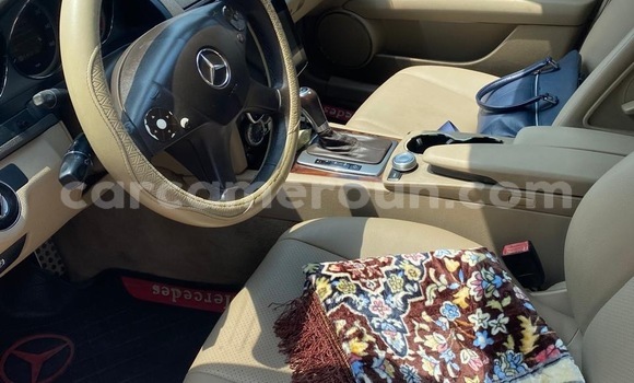 Sayi Na hannu Mercedes‒Benz 300–Series White Mota in Douala a Ƙasar Kamaru Sayi Na hannu Mercedes‒Benz 300–Series White Mota in Douala a Ƙasar Kamaru