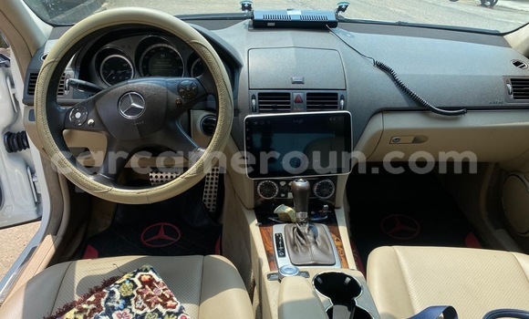 Sayi Na hannu Mercedes‒Benz 300–Series White Mota in Douala a Ƙasar Kamaru Sayi Na hannu Mercedes‒Benz 300–Series White Mota in Douala a Ƙasar Kamaru