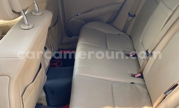 Sayi Na hannu Mercedes‒Benz 300–Series White Mota in Douala a Ƙasar Kamaru Sayi Na hannu Mercedes‒Benz 300–Series White Mota in Douala a Ƙasar Kamaru