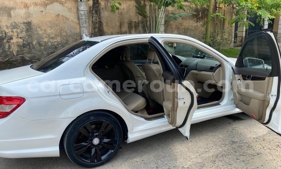 Sayi Na hannu Mercedes‒Benz 300–Series White Mota in Douala a Ƙasar Kamaru Sayi Na hannu Mercedes‒Benz 300–Series White Mota in Douala a Ƙasar Kamaru