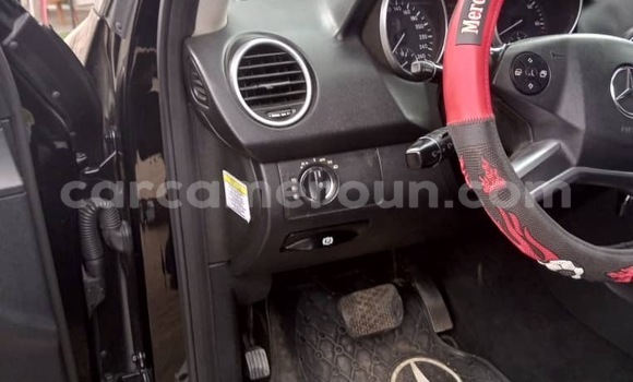 Sayi Na hannu Mercedes‒Benz ML–Class Black Mota in Douala a Ƙasar Kamaru Sayi Na hannu Mercedes‒Benz ML–Class Black Mota in Douala a Ƙasar Kamaru