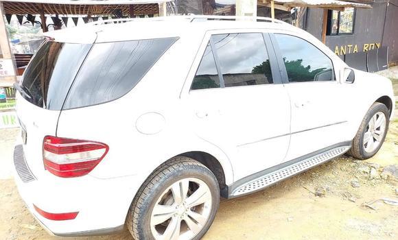 Sayi Na hannu Mercedes‒Benz ML–Class White Mota in Douala a Ƙasar Kamaru Sayi Na hannu Mercedes‒Benz ML–Class White Mota in Douala a Ƙasar Kamaru