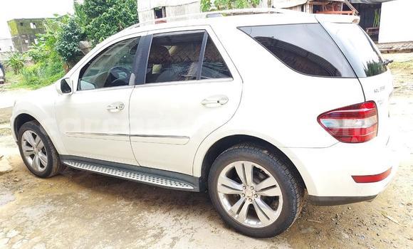 Sayi Na hannu Mercedes‒Benz ML–Class White Mota in Douala a Ƙasar Kamaru Sayi Na hannu Mercedes‒Benz ML–Class White Mota in Douala a Ƙasar Kamaru