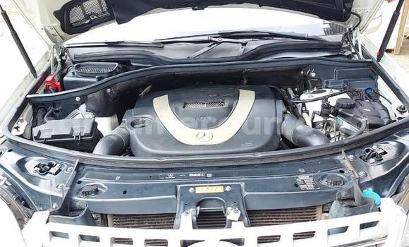 Sayi Na hannu Mercedes‒Benz ML–Class White Mota in Douala a Ƙasar Kamaru Sayi Na hannu Mercedes‒Benz ML–Class White Mota in Douala a Ƙasar Kamaru