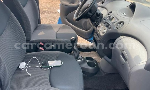 Sayi Imported Toyota Yaris Blue Mota in Douala a Ƙasar Kamaru Sayi Imported Toyota Yaris Blue Mota in Douala a Ƙasar Kamaru