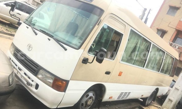 Sayi Na hannu Toyota Coaster M Mota in Douala a Ƙasar Kamaru