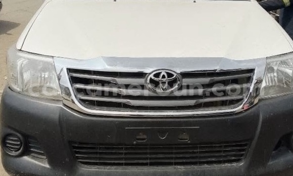 Sayi Na hannu Toyota Hilux White Mota in Douala a Ƙasar Kamaru