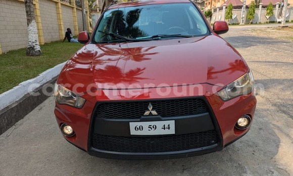 Sayi Na hannu Mitsubishi Outlander Red Mota in Douala a Ƙasar Kamaru