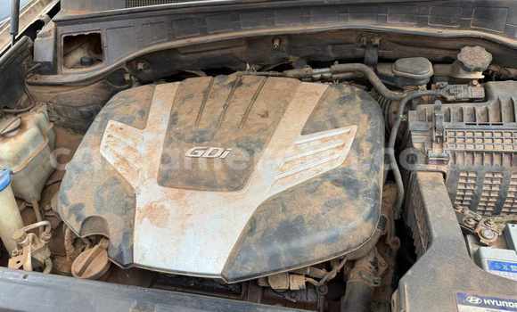 Sayi Na hannu Hyundai Santa Fe White Mota in Yaounde a Babban Kamaru Sayi Na hannu Hyundai Santa Fe White Mota in Yaounde a Babban Kamaru