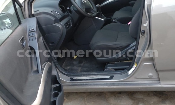 Sayi Na hannu Toyota Corolla Verso Azurfa Mota in Douala a Ƙasar Kamaru Sayi Na hannu Toyota Corolla Verso Azurfa Mota in Douala a Ƙasar Kamaru