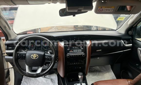 Sayi Na hannu Toyota Fortuner White Mota in Douala a Ƙasar Kamaru Sayi Na hannu Toyota Fortuner White Mota in Douala a Ƙasar Kamaru