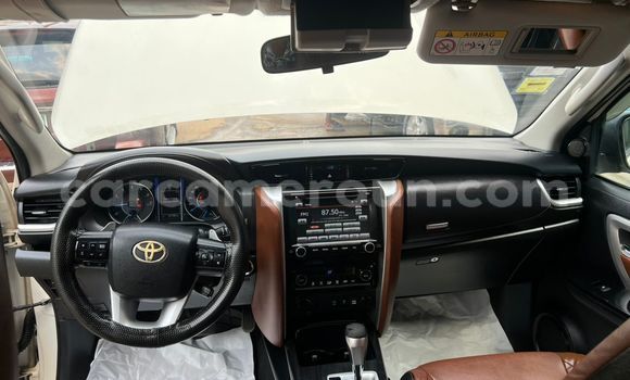 Sayi Na hannu Toyota Fortuner White Mota in Douala a Ƙasar Kamaru Sayi Na hannu Toyota Fortuner White Mota in Douala a Ƙasar Kamaru