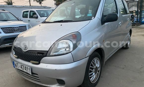 Sayi Imported Toyota Yaris Verso Azurfa Mota in Douala a Ƙasar Kamaru