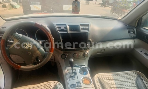 Sayi Na hannu Toyota Highlander Azurfa Mota in Douala a Ƙasar Kamaru Sayi Na hannu Toyota Highlander Azurfa Mota in Douala a Ƙasar Kamaru