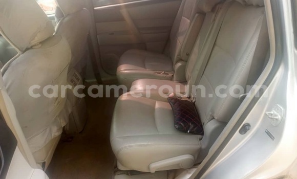 Sayi Na hannu Toyota Highlander Azurfa Mota in Douala a Ƙasar Kamaru Sayi Na hannu Toyota Highlander Azurfa Mota in Douala a Ƙasar Kamaru