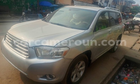 Sayi Na hannu Toyota Highlander Azurfa Mota in Douala a Ƙasar Kamaru Sayi Na hannu Toyota Highlander Azurfa Mota in Douala a Ƙasar Kamaru