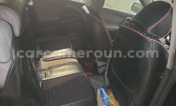 Sayi Na hannu Toyota RAV4 Black Mota in Douala a Ƙasar Kamaru Sayi Na hannu Toyota RAV4 Black Mota in Douala a Ƙasar Kamaru