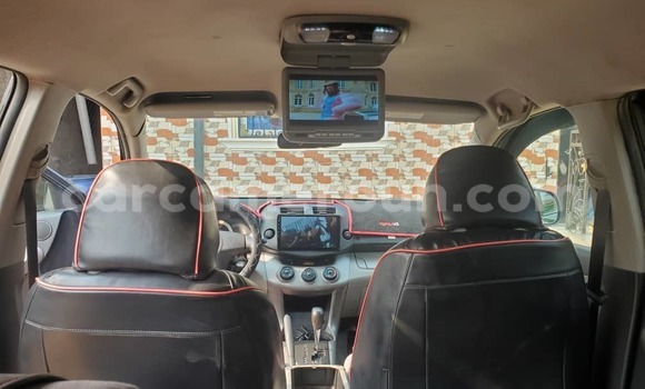 Sayi Na hannu Toyota RAV4 Black Mota in Douala a Ƙasar Kamaru Sayi Na hannu Toyota RAV4 Black Mota in Douala a Ƙasar Kamaru