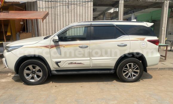 Sayi Imported Toyota Fortuner White Mota in Douala a Ƙasar Kamaru