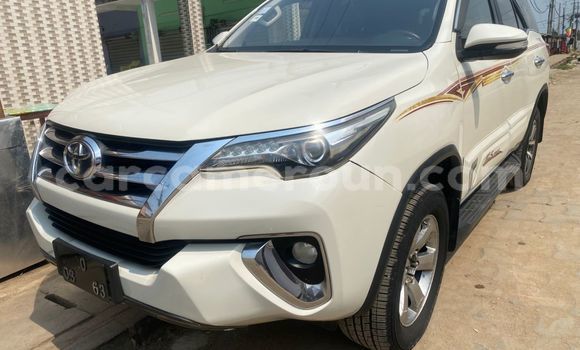 Sayi Imported Toyota Fortuner White Mota in Douala a Ƙasar Kamaru Sayi Imported Toyota Fortuner White Mota in Douala a Ƙasar Kamaru