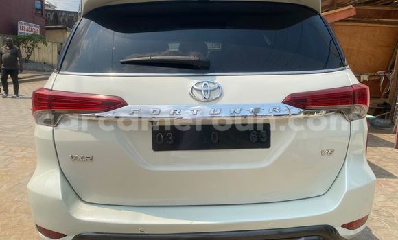 Sayi Imported Toyota Fortuner White Mota in Douala a Ƙasar Kamaru Sayi Imported Toyota Fortuner White Mota in Douala a Ƙasar Kamaru